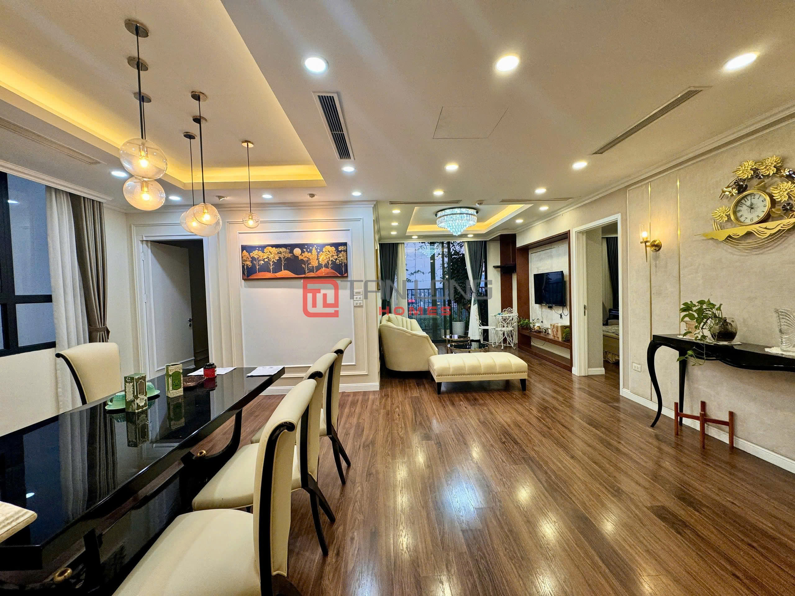 Cho thuê căn hộ 132m² view hồ Nguyễn Đình Thi, nội thất cao cấp tại N01T1