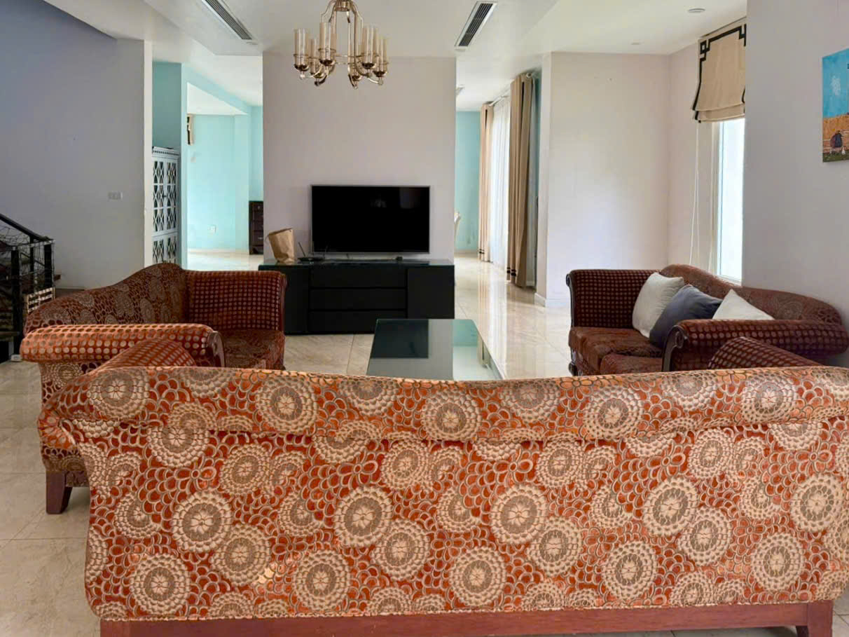 Cho thuê biệt thự đơn lập, diện tích sử dụng 600m² view sông trung tâm Vinhomes Riverside, full nội thất cao cấp