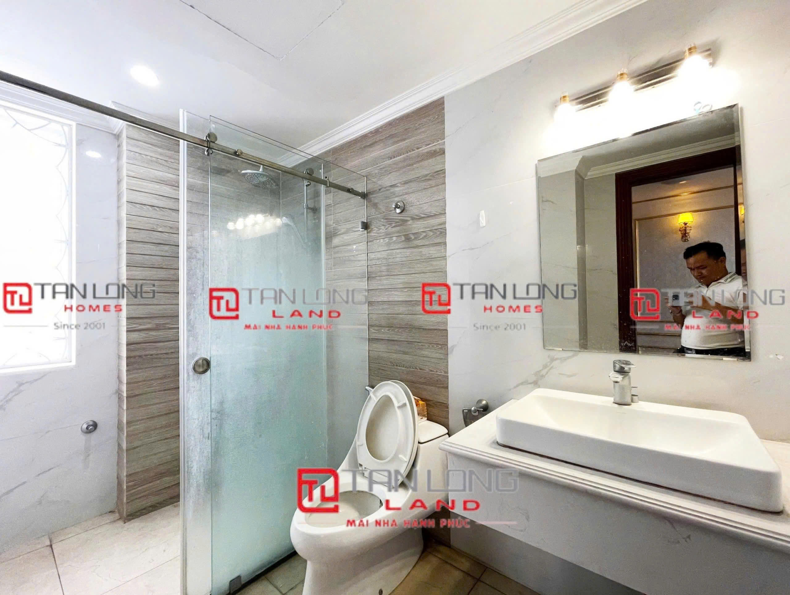 Cho thuê biệt thự đơn lập view sông Vinhomes Riverside, full nội thất tân cổ điển